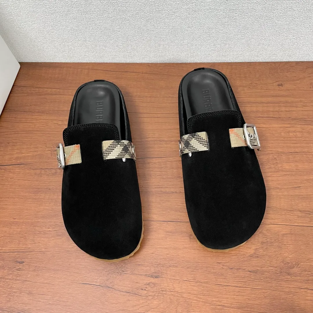 Men's Men's Shoes 💰360 [New Style] 🐝🐝Burberry New Burberry - Men's Checked Leather Urchin Half-Flop Sandal Made of soft suede cowhide and calfskin, these half-flop sandals feature an adjustable B-shaped buckle strap and are decorated with the signature sand-colored Burberry check in jacquard worsted. The upper wraps around the midsole and is paired with a sole made of the same upper material with an embossed logo on the heel and a wavy rubber outsole embellished with the Burberry lettering. Fashionable and casual! Comes with full set of original packaging dust bag! Code number: 39-40-41-42-43-44 standard code (38/45 can be customized and returns and exchanges are not supported)